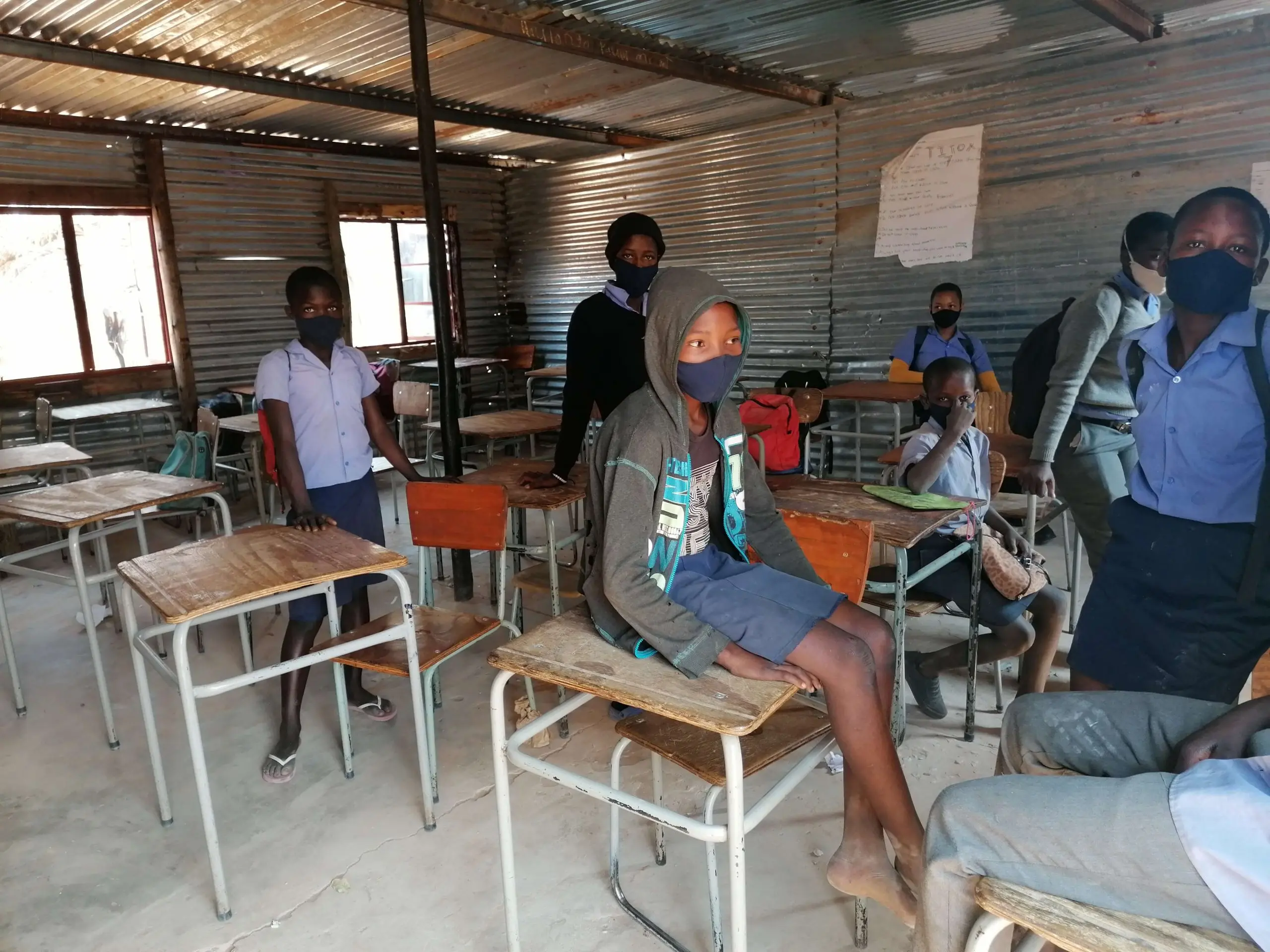 Schüler sitzen im Klassenzimmer mit Maske in der Ehafo-Schule in Namiba