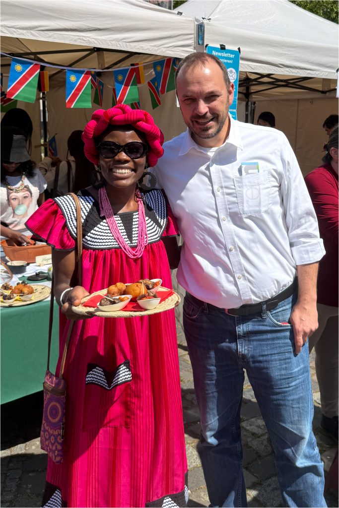 Kwafa Namibia e.V. im Austausch mit Patrick Koch von Taamba e.V. bei der Tafel der Nationen in Mannheim.