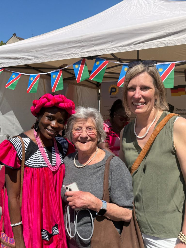 Austausch zwischen Kwafa Namibia e.V. und Vertreterinnen des Fördervereins Unternehmen San e.V. Stefanie Straub und Ursula Schmitt-Hertje, ebenfalls tätig in Namibia 