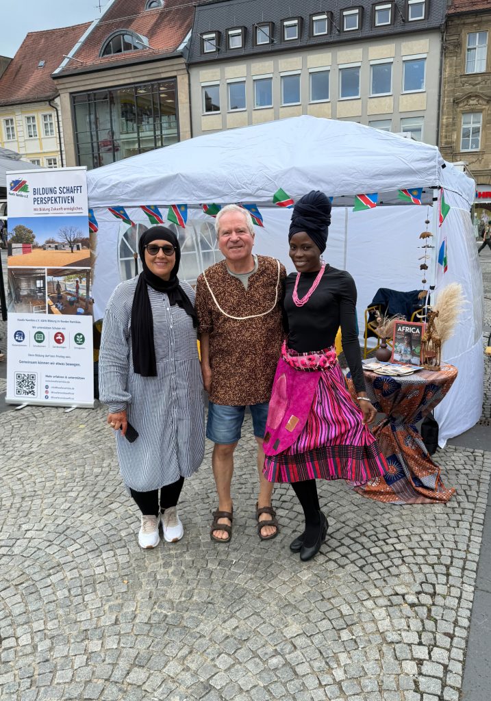 Hayat Caidou-Dachwald vom Migranten- und Integrationsbeirat Bamberg besucht gemeinsam mit Ester Laub und der zweiten stellvertretenden Vorsitzenden den Stand von Kwafa Namibia e.V.