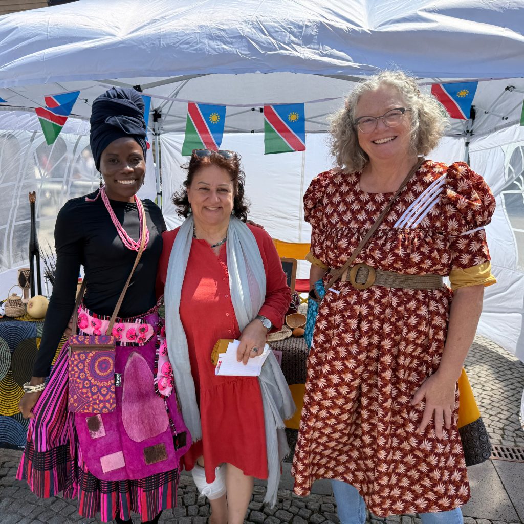 Mitra Sharifi-Neystanak, Vorsitzende des Migranten- und Integrationsbeirats Bamberg, besucht den Stand von Kwafa Namibia e.V. Gemeinsam mit Vereinsvorsitzender Ester Laub und der Kassiererin informiert sie sich über die Bildungsprojekte des Vereins.