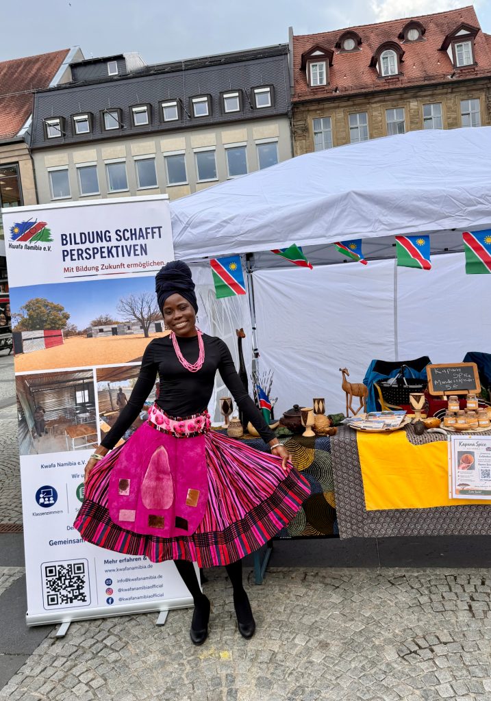 Ester Laub, Vereinsvorsitzende von Kwafa Namibia e.V., Food-Bloggerin und Autorin des Kochbuchs Africa Made Easy, präsentiert den Verein beim Fest der Vielfalt in Bamberg.