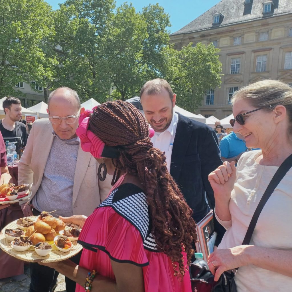 ster Laub von Kwafa Namibia e.V. präsentiert namibische Spezialitäten bei der Tafel der Nationen in Mannheim im Beisein von Oberbürgermeister Christian Specht und Patrick Koch (ehemaliger Bürgermeister von Pfungstadt) von Taamba e.V., ebenfalls tätig in Namibia