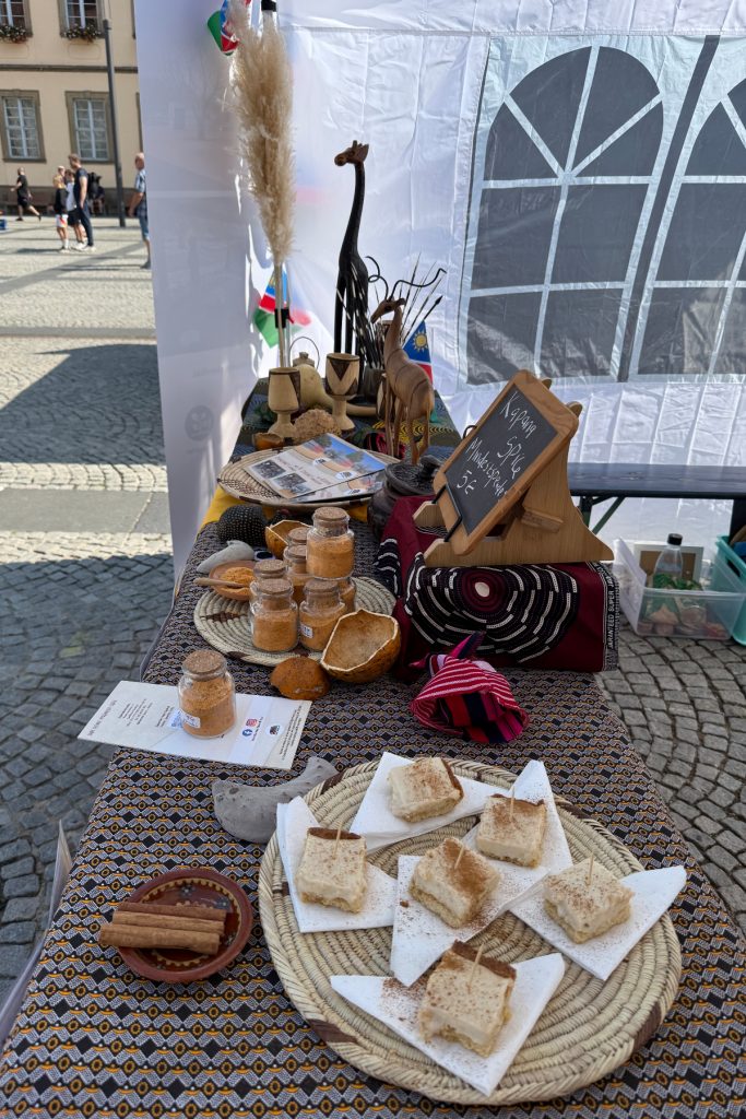 Kleine Kostproben der südafrikanisch-namibischen Milchtarte (Melktert), die Besucherinnen und Besuchern am Stand von Kwafa Namibia e.V. angeboten wurden.