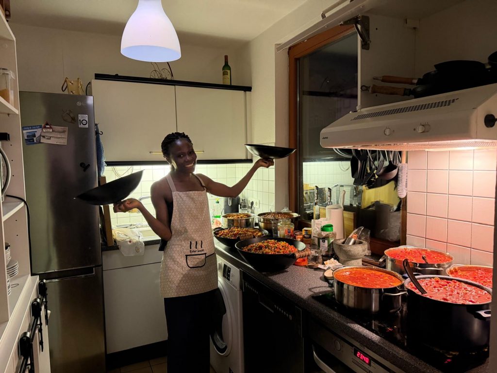 Vorbereitung von Kapana, Chakalaka und Fat Cakes für den Auftritt von Kwafa Namibia e.V. bei der Tafel der Nationen in Mannheim.