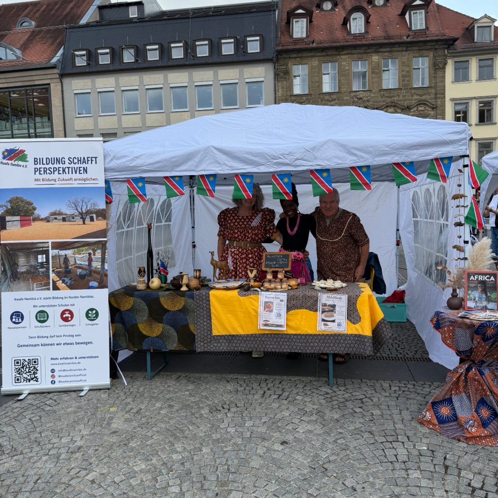 Vorstandsmitglieder von Kwafa Namibia e.V. beim Fest der Vielfalt 2026 in Bamberg: Vereinsvorsitzende Ester Laub, Kassiererin und der zweite stellvertretende Vorsitzende vor dem Informationsstand des Vereins.