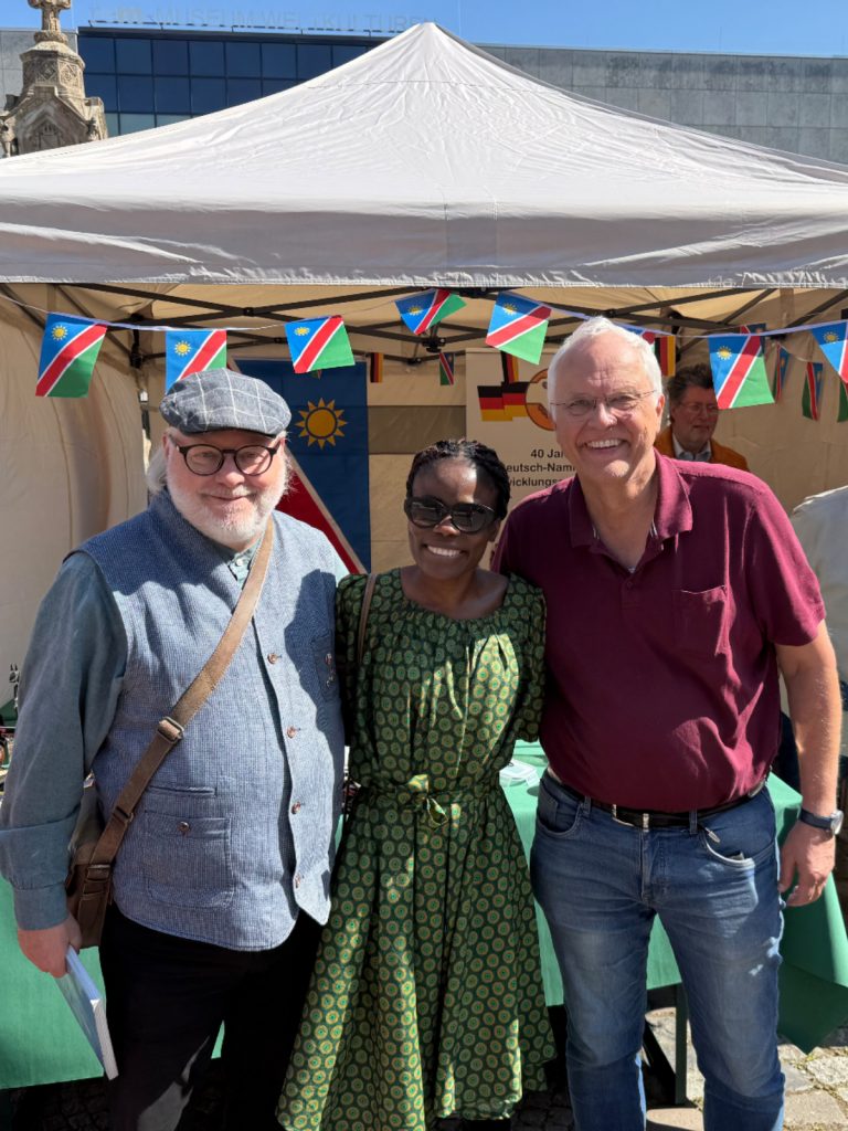 Ester Laub, Vereinsvorsitzende von Kwafa Namibia e. V., mit Wilfried Rosendahl und Frode Hobbelhagen bei der Tafel der Nationen.